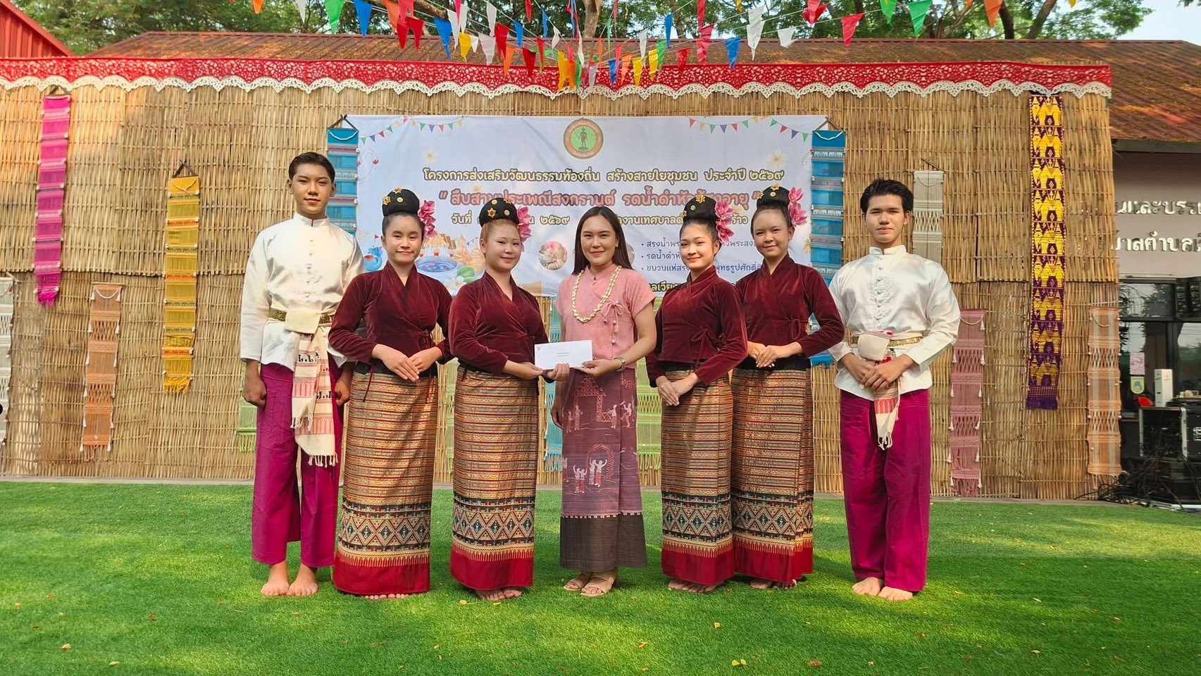 นักเรียนชุมนุมดนตรีพื้นเมืองและชุมนุมนาฏศิลป์จัดการแสดงในงาน รดน้ำดำหัวผู้สูงอายุ และร่วมขบวนแห่สรงน้ำพระพุทธรูปศักดิ์สิทธิ์ เนื่องในวันสงกรานต์