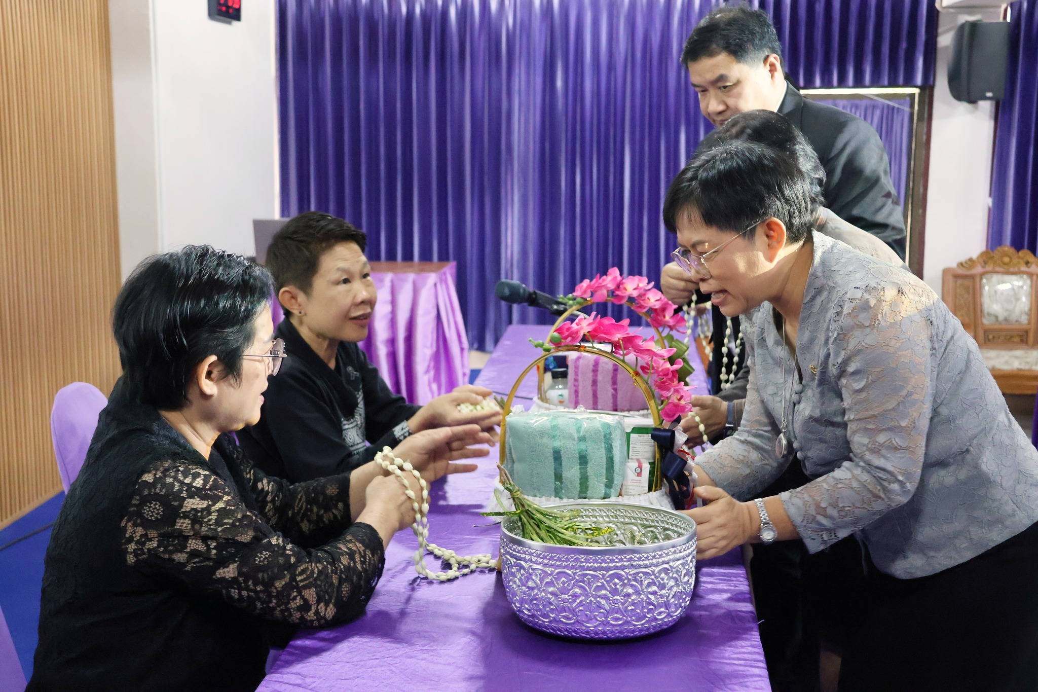 โรงเรียนพร้าววิทยาคม สระเกล้าดำหัวครูอาวุโส พร้อมประชุมเตรียมความพร้อมเปิดภาคเรียน 1/2569
