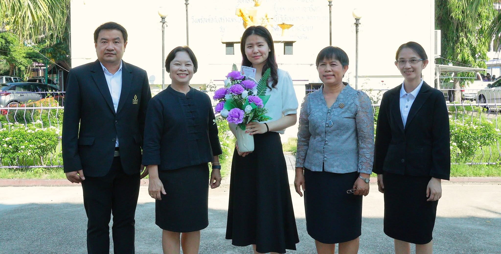 ผู้อำนวยการโรงเรียนพร้าววิทยาคม มอบช่อดอกไม้ต้อนรับ น.ส.หู เจ้าหยาง (Miss Hu Zhaoyang) ครูอาสาสมัครชาวจีน